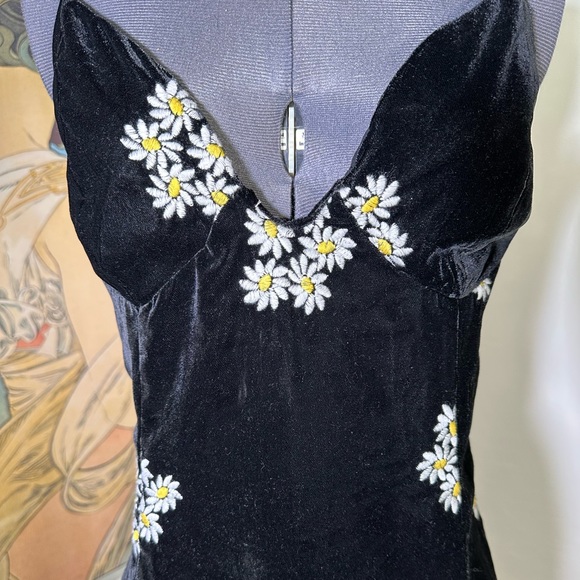 Urban Outfitters Ginger Velvet Daisy Embroidered
Black Velvet Corset Mini Dress - Picture 3 of 13